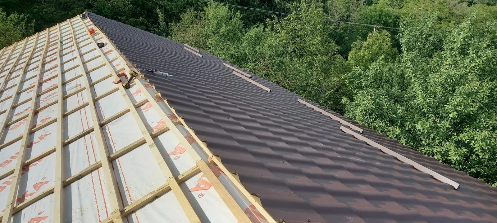 Montaj profesional acoperiș cu țiglă metalică — Acopvest
